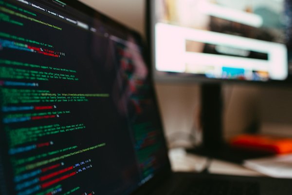 How can sports medicine professionals manage chronic pain in athletes with arthritis?