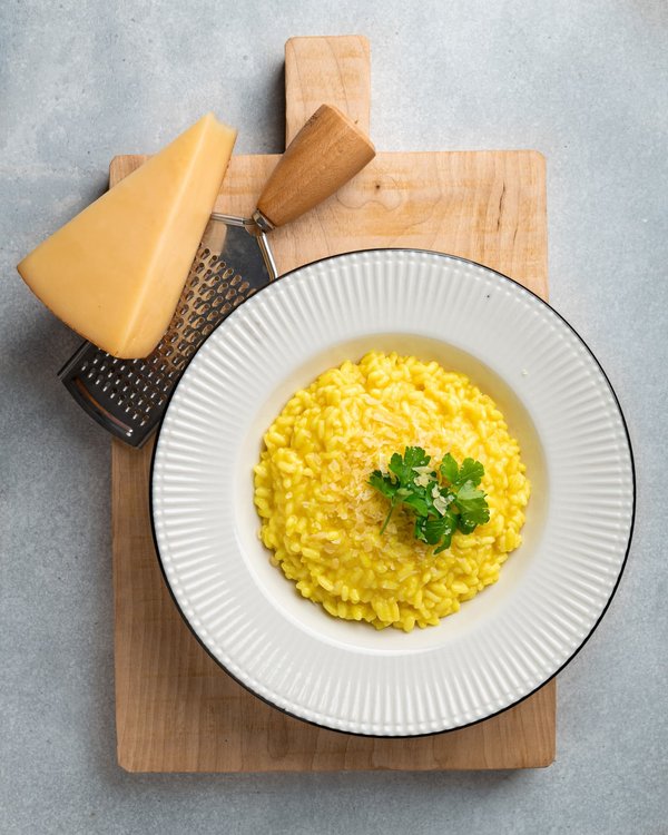 How to Prepare a Gourmet Asparagus and Parmesan Risotto with Truffle Oil?